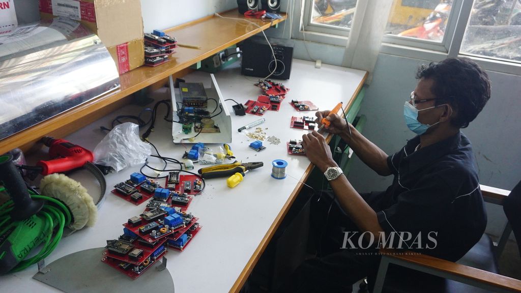 Suprapto, anggota tim Difa Elektra, tengah merangkai bagian elektronik untuk tempat sampah pintar yang mereka buat di Solo Techno Park, Kota Surakarta, Jawa Tengah, Senin (27/9/2021). 