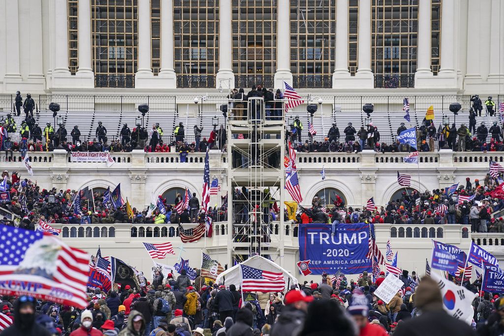 Para pendukung Presiden Donald Trump menguasai Gedung Capitol di Washington, AS, pada 6 Januari 2021.