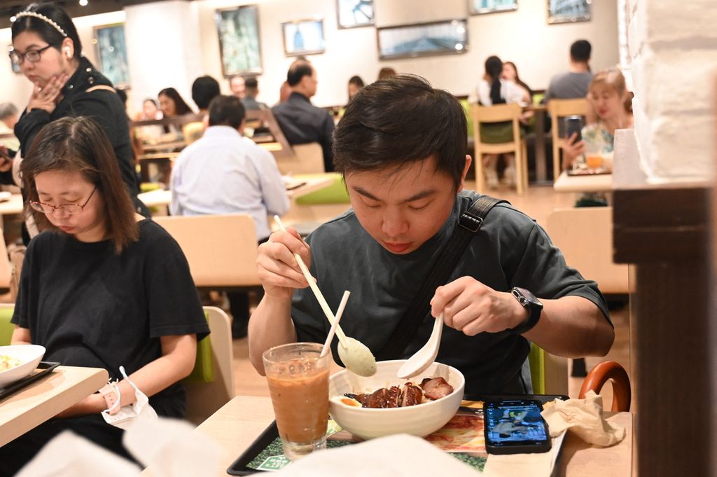 Pelanggan menikmati hidangan di sebuah restoran di Hong Kong, 22 April 2024. Hong Kong akan melarang penggunaan alat makan plastik sekali pakai. 