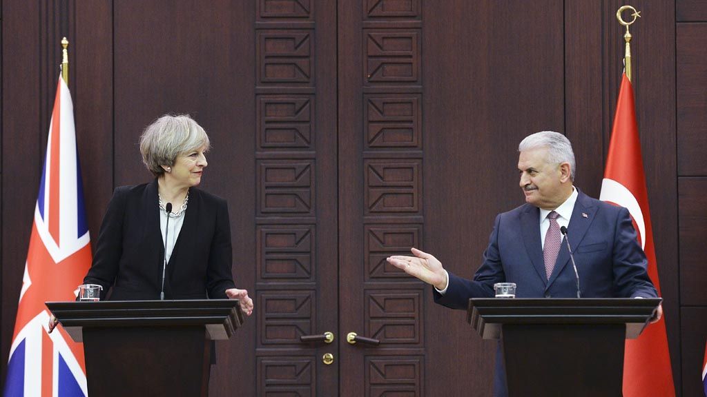 Perdana Menteri Inggris Theresa May (kiri) menoleh ke arah Perdana Menteri Turki Binali Yildirim saat menyampaikan keterangan pers seusai pertemuan mereka di Ankara, Turki, Sabtu (28/1).