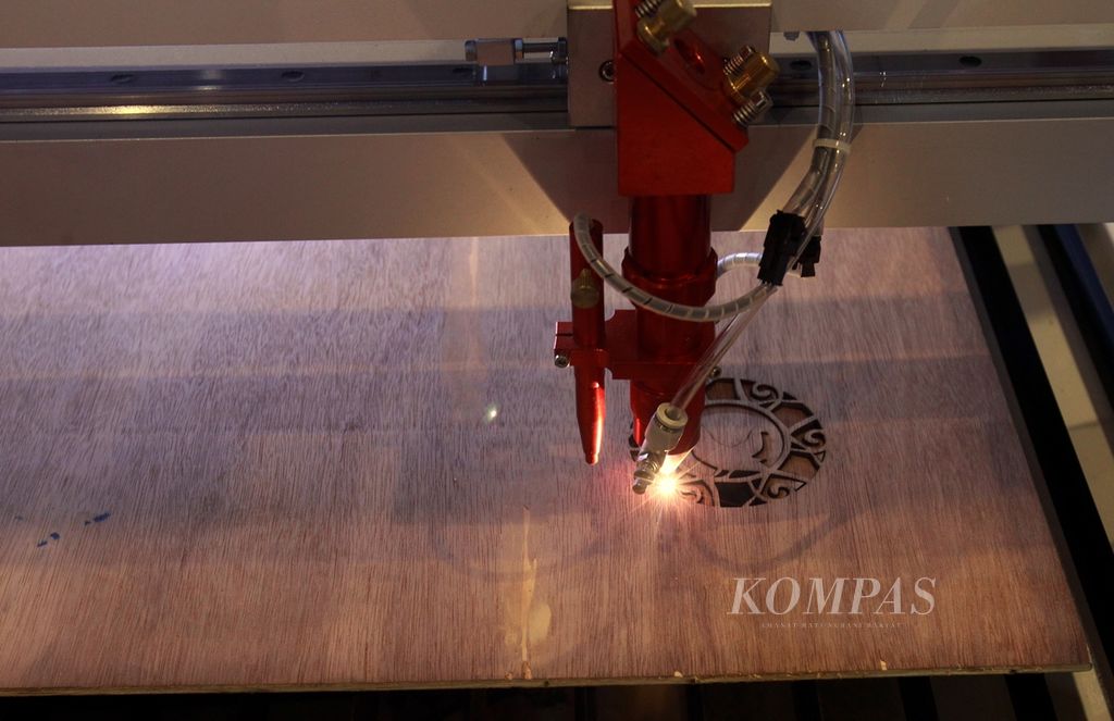 Mesin Ree Laser sedang mendemostrasikan pembuatan logo pada lembaran tripleks yang dibentuk dengan kekuatan sinar laser dalam pameran International Furniture Manufacturing Components di Jakarta International Expo (JIExpo) Kemayoran, Jakarta, Rabu (9/10/2019).