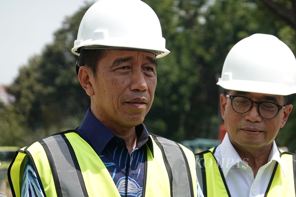Presiden Joko Widodo memberikan keterangan pers seusai meninjau langsung progres pembangunan Moda Raya Terpadu (MRT) Jakarta fase 2A di Stasiun MRT Monas, Jakarta, pada Jumat (15/12/2023).