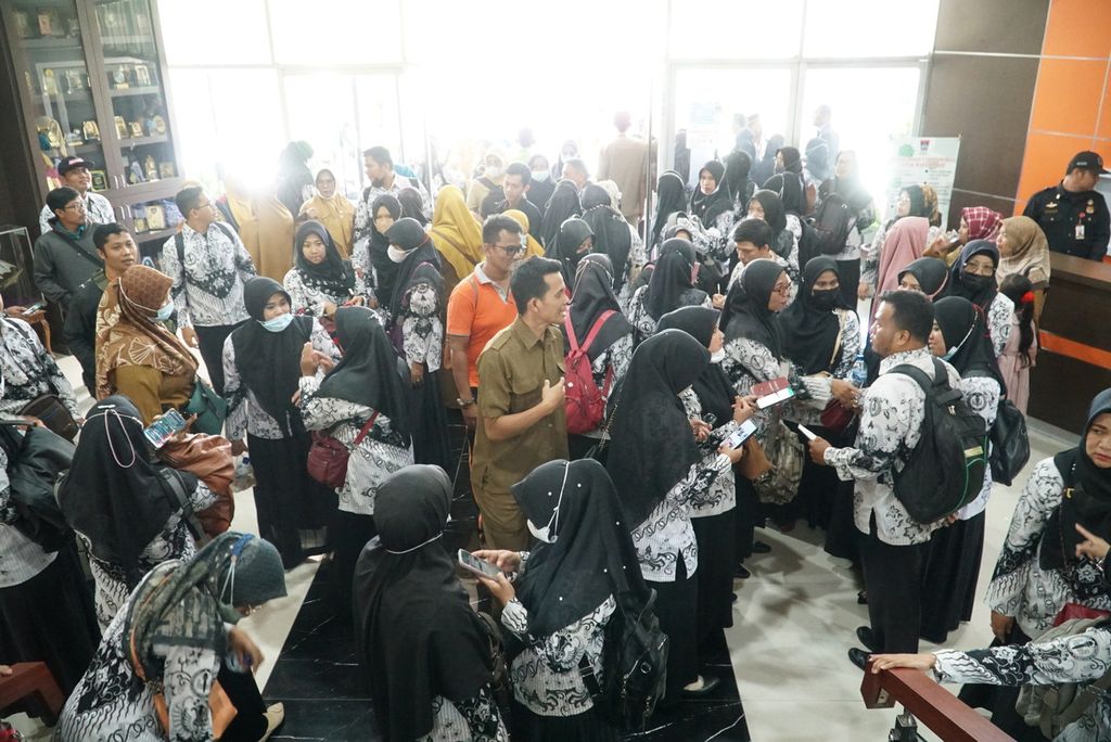 Para guru honorer tingkat SD dan SMP yang lulus <i>passing grade</i> seleksi PPPK guru masih bertahan menunggu Wali Kota Padang seusai menggelar unjuk rasa di Kantor DPRD Kota Padang, Sumatera Barat, Senin (22/8/2022).