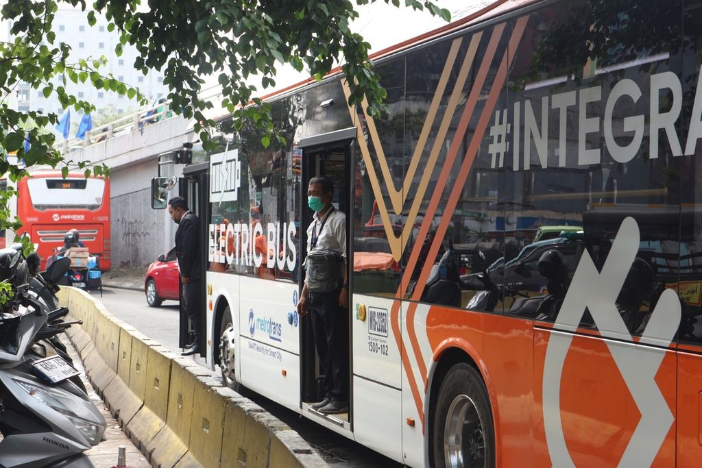 Bus listrik transjakarta sedang menunggu penumpang naik di Halte Tanah Abang, Jakarta, Kamis (19/1/2023).