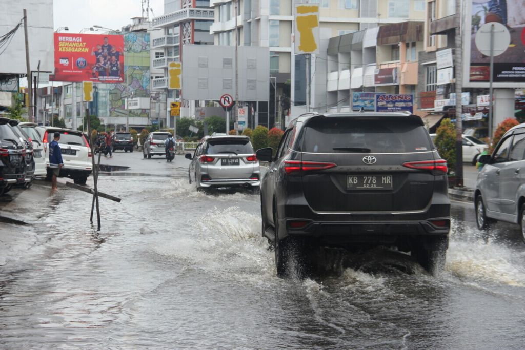 Banjir rob mulai menggenangi Jalan Gajah Mada, Kota Pontianak, Kalimantan Barat, Selasa (4/1/2022). 
