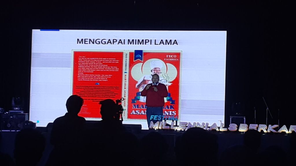 Fico Fahreza berbagi cerita sukses, sebagai komika, pemain film dan penulis buku pada Festival Millenials Berkarya di Wisma A Yani Gresik (23/11/2018)