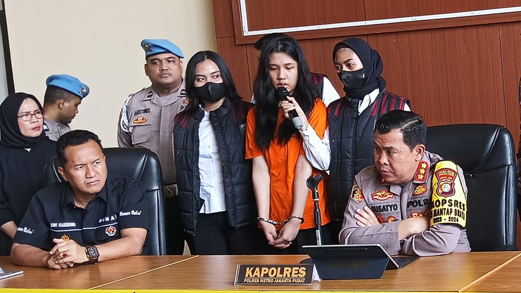 Ghisca Debora (19) saat dihadirkan dalam rilis pengungkapan kasus tindak pidana penipuan tiket konser Coldplay di Markas Polres Metro Jakarta Pusat, Senin (20/11/2023). Ia mengakui kesalahannya.