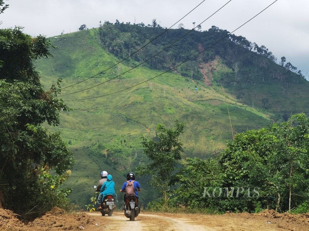 Kondisi kawasan pegunungan yang telah gundul dan beralih fungsi menjadi lahan jagung di sisi barat Bendungan Pelaparado, Kecamatan Monta, Kabupaten Bima, Nusa Tenggara Barat, Jumat (9/4/2021). 