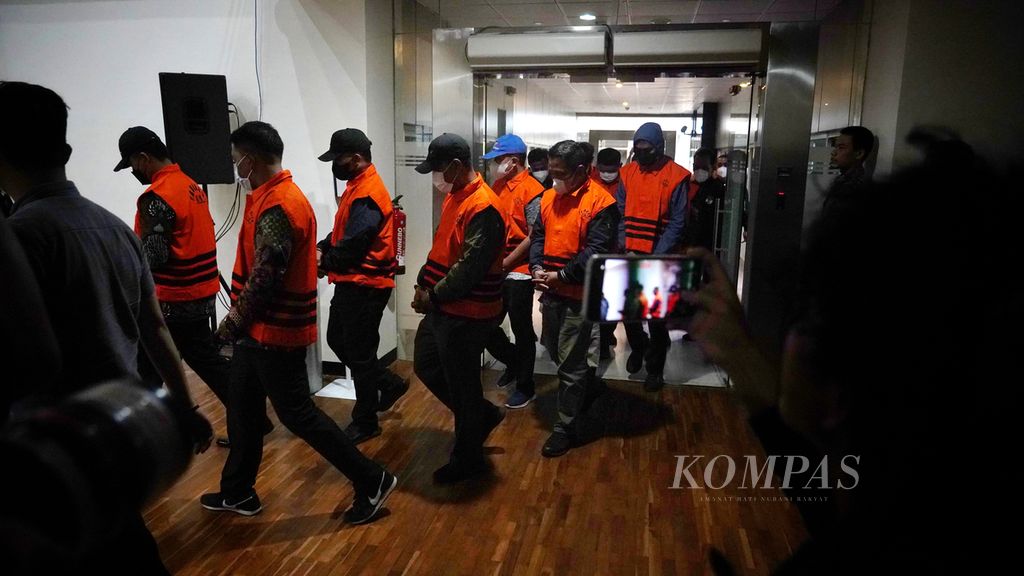 Serombongan pegawai rutan KPK digelandang petugas KPK menuju ruang ekspos penahanan di Gedung Juang KPK, Jakarta, Jumat (15/3/2024). 
