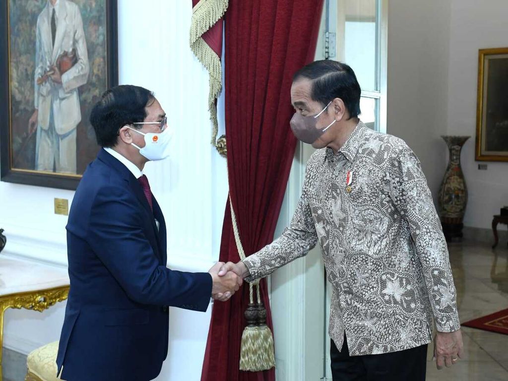 Presiden Joko Widodo menerima kunjungan kehormatan Menteri Luar Negeri Vietnam Bui Thanh Son dan delegasi di Istana Merdeka, Jakarta, Rabu (20/7/2022). Dalam kunjungan ini, Presiden berpesan supaya Menlu Indonesia dan Menlu Vietnam membahas target baru perdagangan kedua negara.