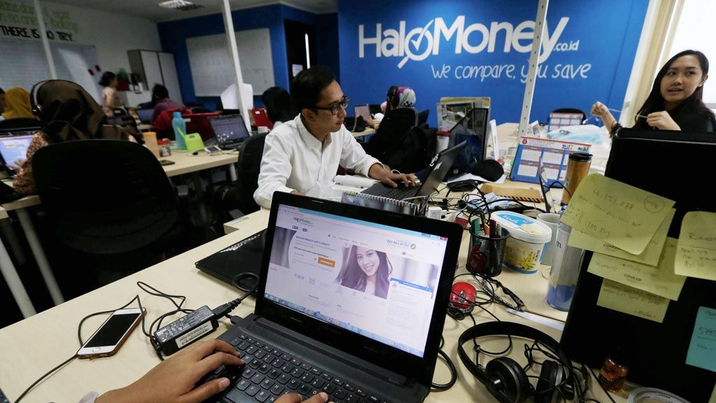 Kesibukan karyawan Fintech Halomoney di kawasan Kuningan, Jakarta, Jumat (17/2). Halomoney merupakan situs pembanding produk keuangan.