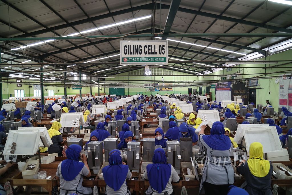 Ribuan buruh linting tembakau menyelesaikan rokok sigaret kretek tangan di sebuah pabrik rokok di Cepiring, Kendal, Jawa Tengah, Rabu (17/1/2024). Satu dekade terakhir, kenaikan upah buruh menunjukkan tren menurun. 