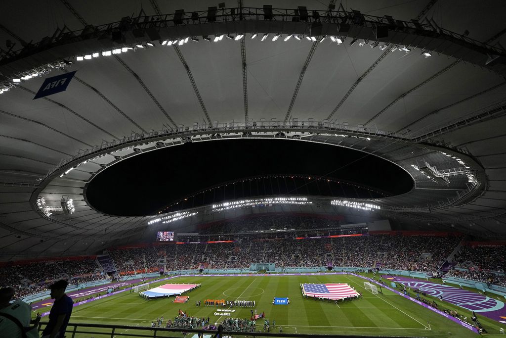 Pemain Belanda dan Amerika Serikat bersiap di lapangan sebelum laga babak 16 besar Piala Dunia Qatar 2022 di Stadion Internasional Khalifa, Doha, 3 Deesmber 2022. 