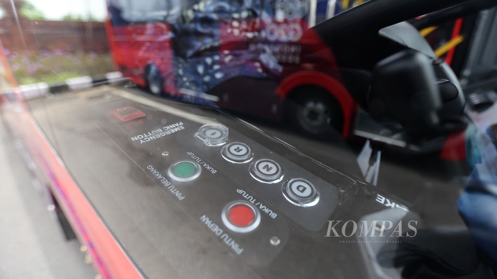 A number of buttons are used to open and shut the doors of an electric bus at the Benoa Harbor terminal in Denpasar, Bali, on Wednesday (9/11/2022). 