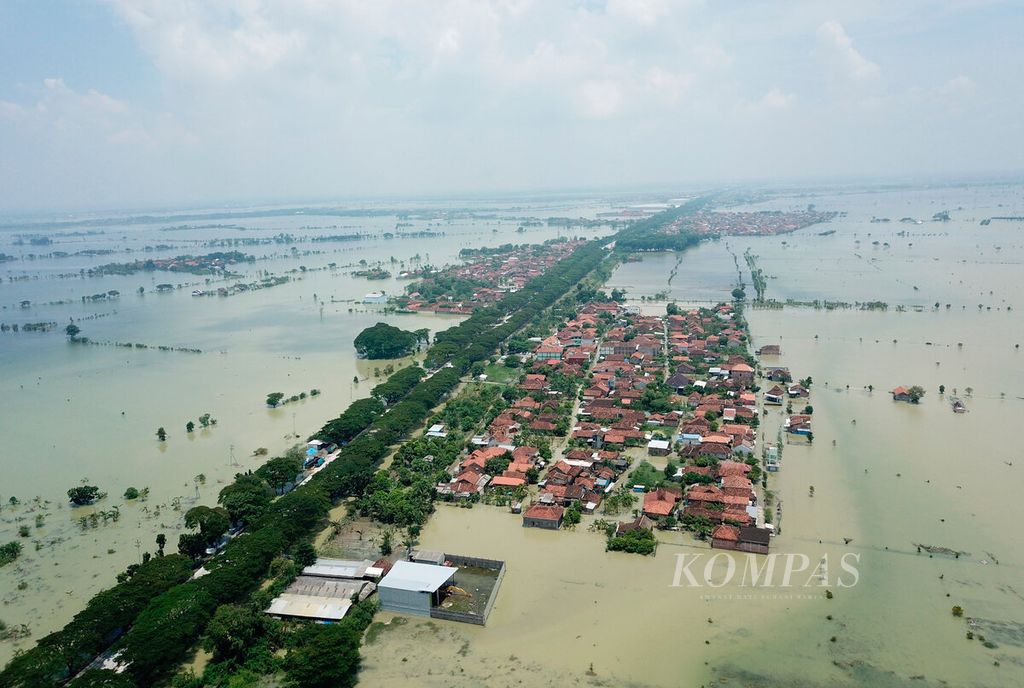 Akses jalur pantura yang terputus serta permukiman warga dan lahan pertanian yang terendam banjir di Kecamatan Karanganyar, Kabupaten Demak, Jawa Tengah, Selasa (19/3/2024). 