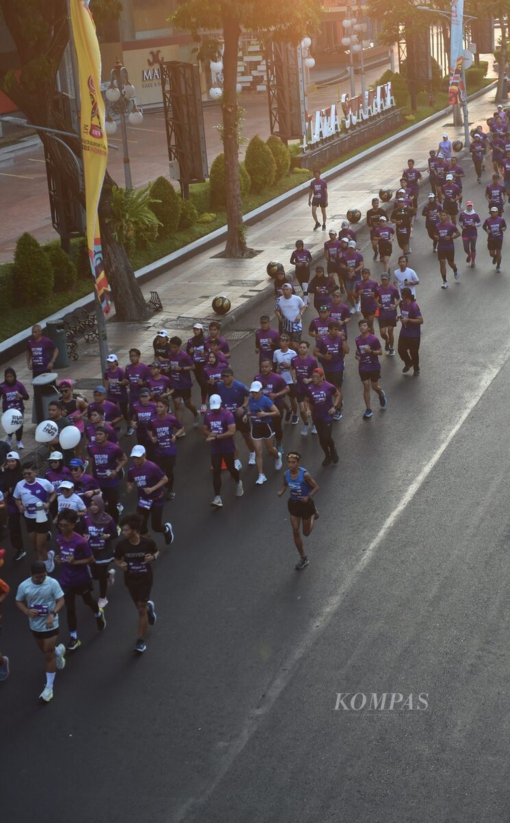 Pelari kategori 10 kilometer RUNHUB melintas di Jalan Pemuda, Surabaya, Jawa Timur, Minggu (8/10/2023). 