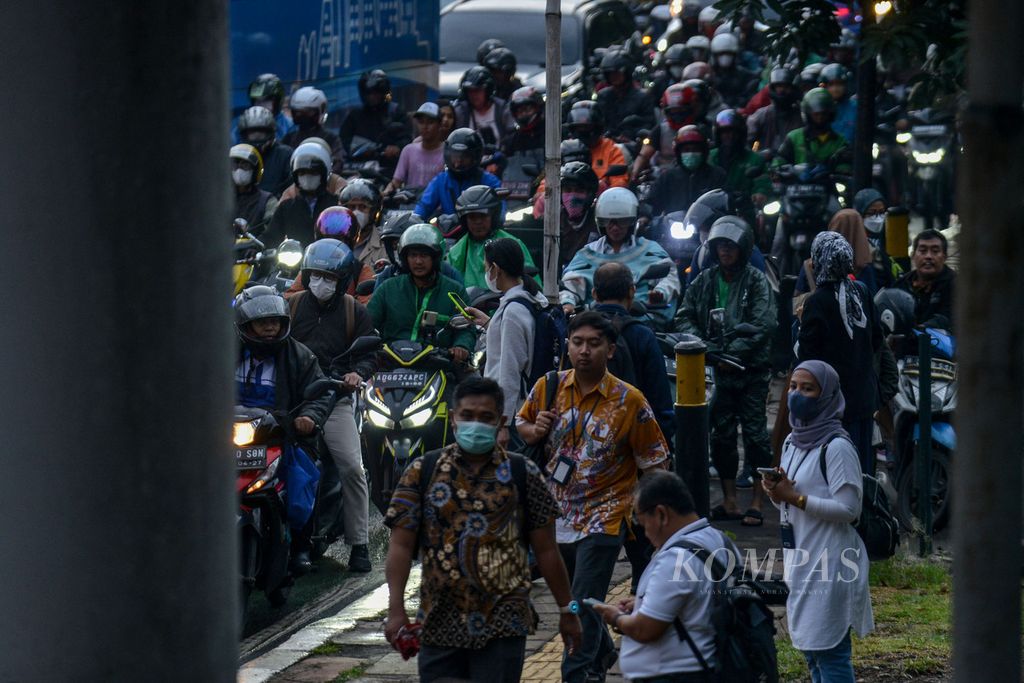 Kemacetan terjadi di Jalan Gatot Subroto, Jakarta, saat jam pulang kerja pada Senin (19/6/2023). Ekonomi Indonesia triwulan I-2023 tumbuh 5,03 persen dibandingkan dengan triwulan I-2022 secara <i>year on year</i>. 