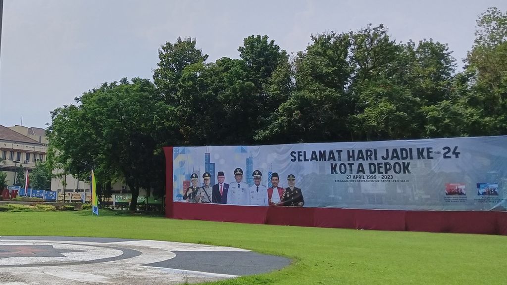 Spanduk bergambar sejumlah pimpinan Forkopimda Kota Depok terpajang di lapangan Balai Kota Depok untuk memperingati hari jadi ke-24 Kota Depok, Rabu (27/4/2023).