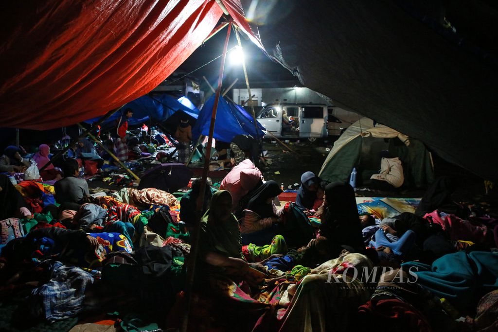 suasana di pengungsian korban gempa bumi di lapangan di Desa Cibeureum, Kecamatan Cugenang, Kabupaten Cianjur, Jawa Barat, Selasa (22/11/2022) malam.