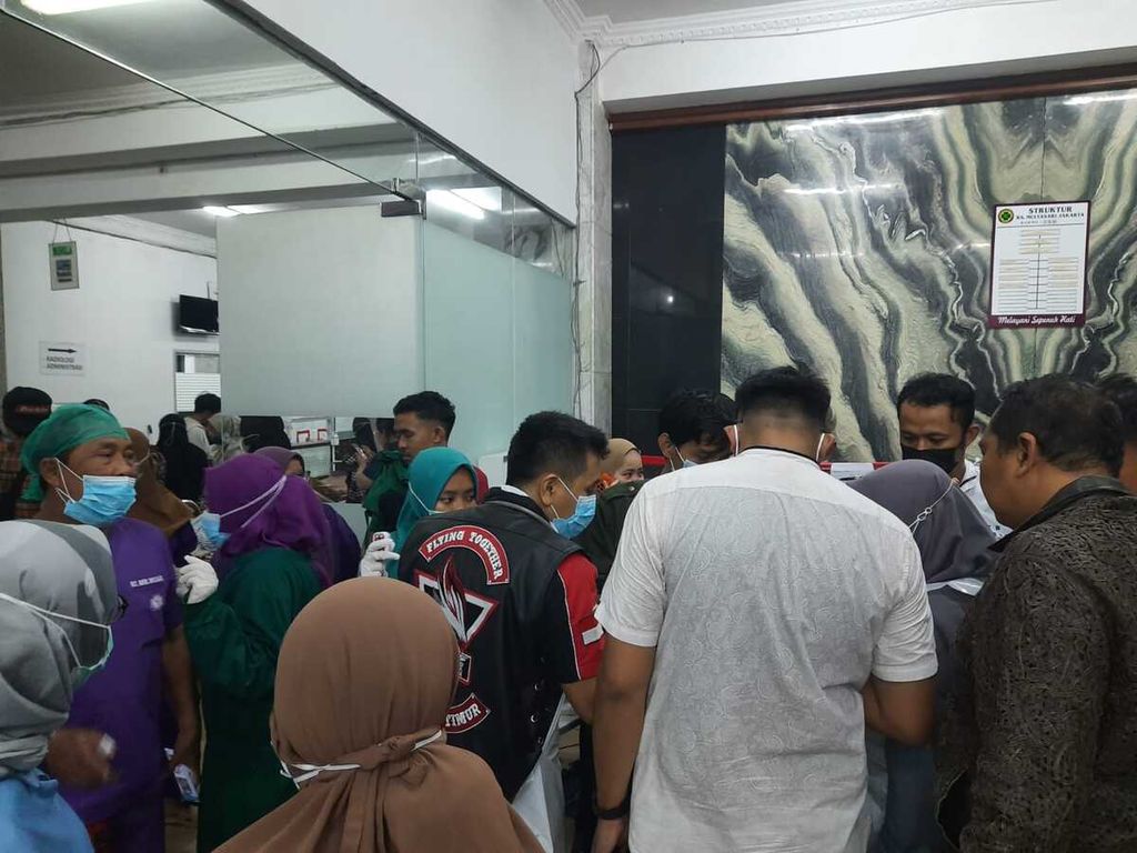 Tenaga medis Rumah Sakit Mulyasari, Jakarta Utara, Jumat (3/3/2023) malam, berjuang menangani korban kebakaran Terminal Integrated BBM Pertamina. Sebagian korban luka bakar segera dirujuk ke rumah sakit yang lebih lengkap peralatannya untuk mendapatkan penanganan intensif.