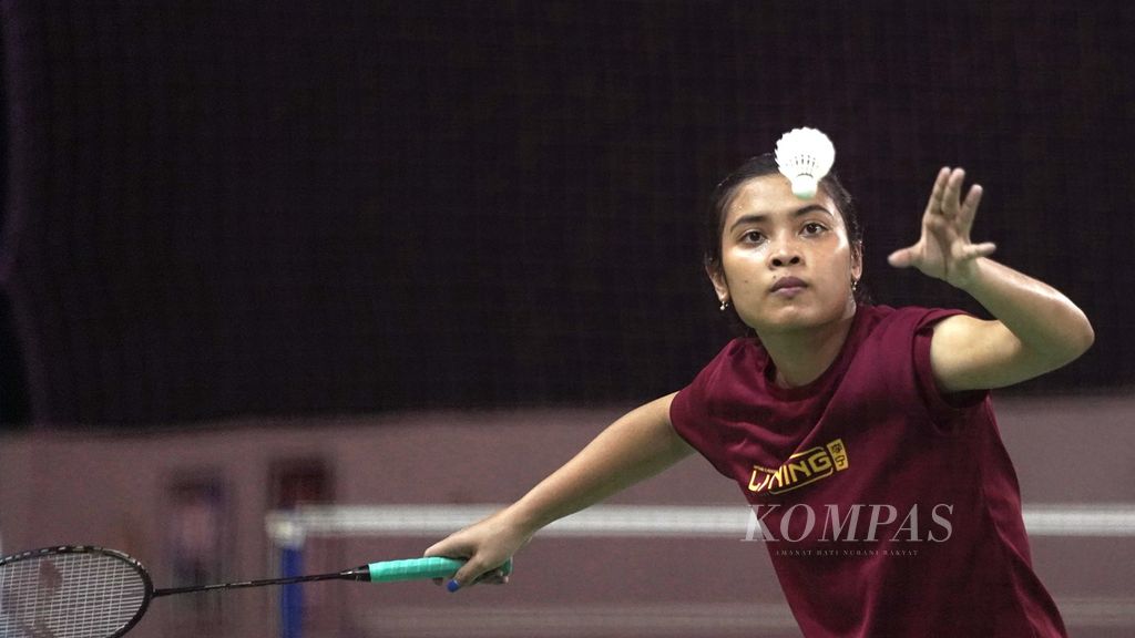 Tunggal putri Gregoria Mariska Tunjung melakukan servis dalam latihan menjelang turnamen All England 2023 di pelatnas Cipayung, Jakarta Timur, Rabu (1/3/2023). 