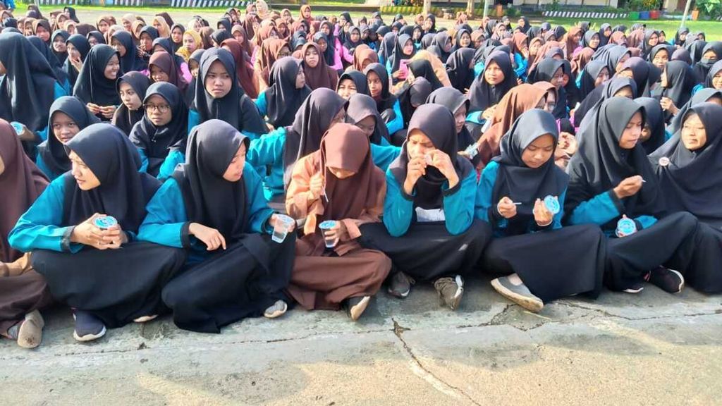 Siswa-siswa SMAN I Lembar, Lombok Barat, Nusa Tenggara Barat, berkumpul di halaman sekolahnya, untuk minum tablet tambah darah, Jumat (14/2/2020).