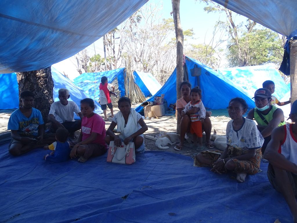 Masyarakat adat Pubabu, Desa Linamnutu, Kecamatan Amanuban Selatan, Timor Tengah Selatan, Nusa Tenggara Timur, berada di tenda darurat di atas lahan mereka setelah digusur secara paksa oleh Pemerintah Provinsi NTT. 