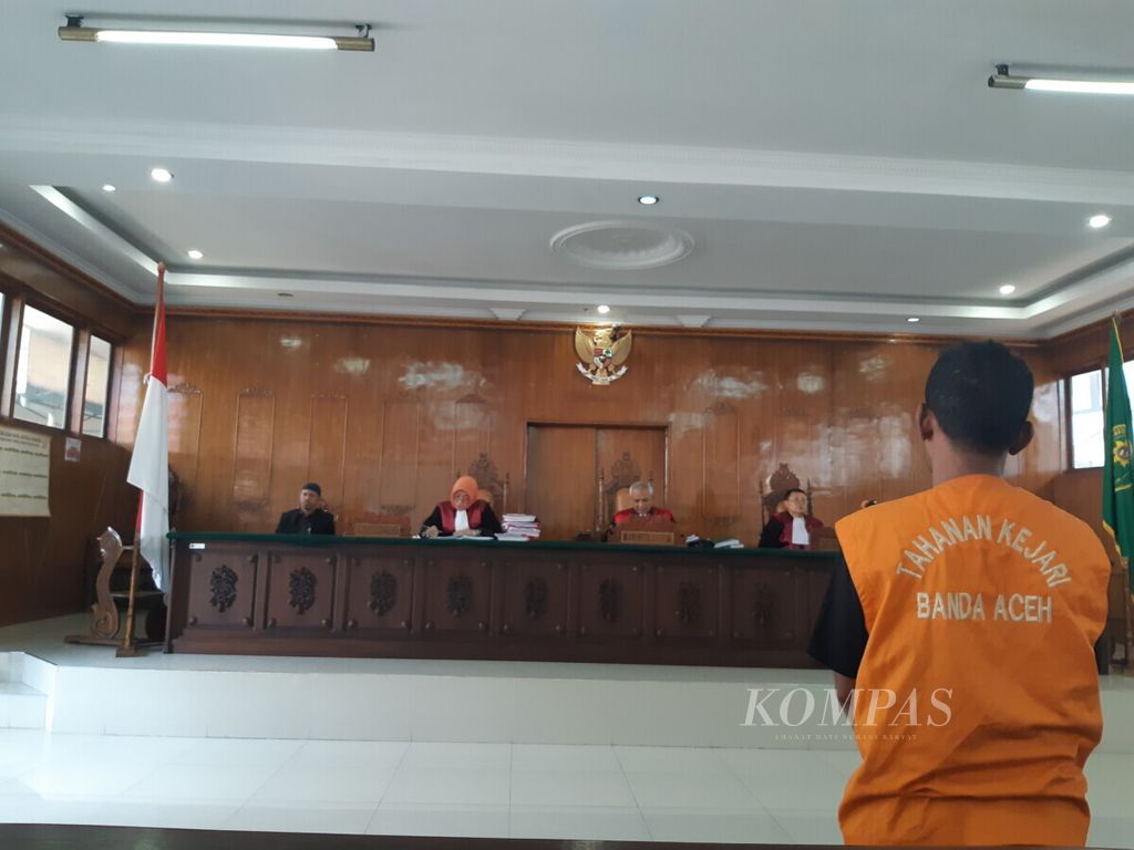 Terdakwa tindak pidana narkoba menjalani sidang di Pengadilan Negeri Banda Aceh, Senin (18/3/2019).