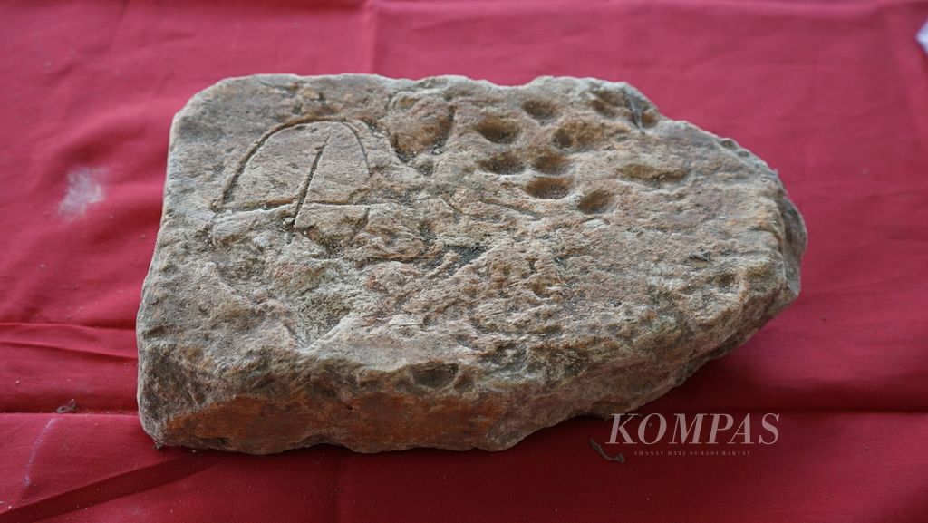 Salah satu tinggalan batu bata yang ditunjukan di Kantor Badan Riset dan Inovasi Nasional (BRIN) Sumatera Selatan, Kamis (14/7/2022). Batu bata ini ditemukan di kawasan Candi Angsoko, Palembang. Candi tersebut berdiri sekitar Abad ke 7-10 Masehi. Di bata itu biasanya terdapat jejak hewan atau aksara Jawa Kuno.