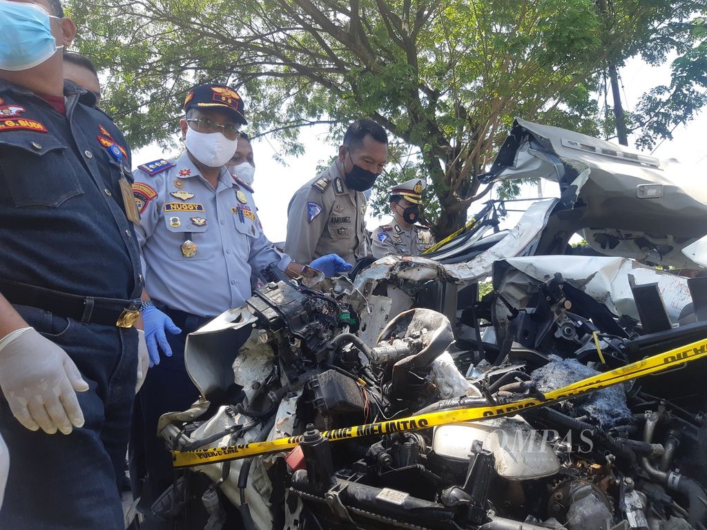 Potret bagian depan mobil Toyota Avanza bernomor polisi G 1031 CC hancur dalam olah tempat kejadian perkara kecelakaan maut di jalur pantai utara Gebang, Kabupaten Cirebon, Jawa Barat, Senin (4/4/2022). Kecelakaan maut pada Minggu (3/4) siang itu menyebabkan lima penumpang dan satu sopir mobil tewas.