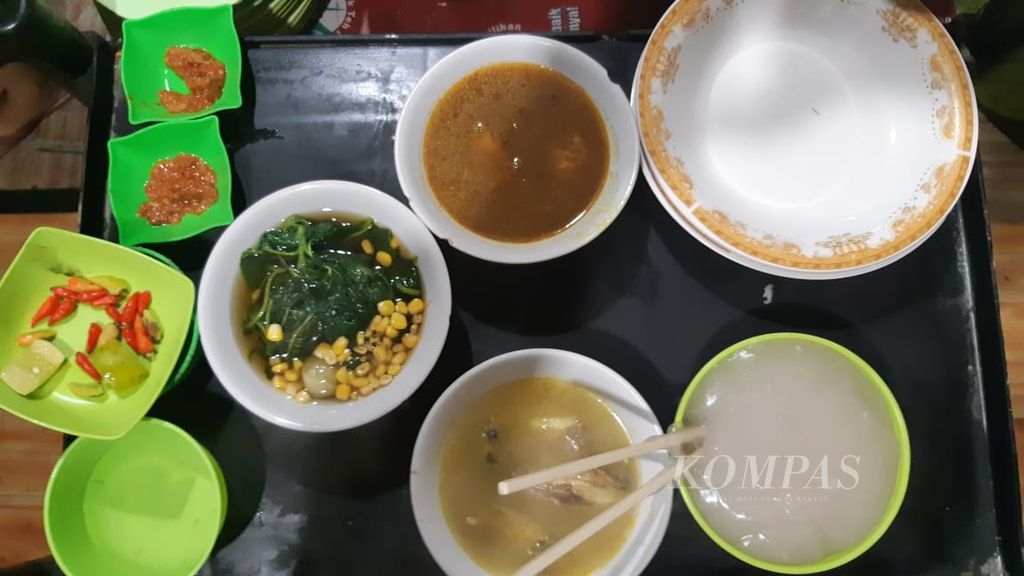 Olahan sinonggi dengan makanan lainnya yang disiapkan, di Kendari, Sulawesi Tenggara, Kamis (22/3/2024). Sinonggi, makanan khas Tolaki ini merupakan olahan pangan lokal yang memiliki tempat di masyarakat Sultra.