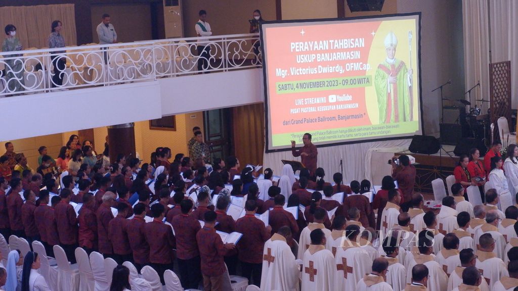 Choir in the consecration celebration of the Bishop of Banjarmasin Diocese at Grand Palace Ballroom, Banjarmasin, South Kalimantan, on Saturday (11/4/2023).