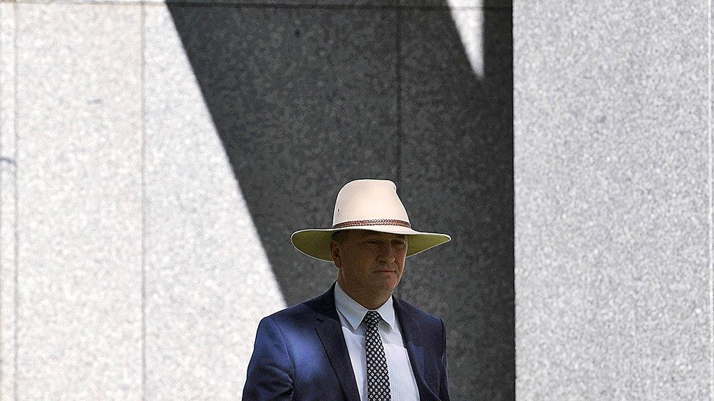Wakil Perdana Menteri Australia Barnaby Joyce tengah berjalan menuju konferensi pers di Gedung Parlemen Australia, Jumat (16/2). Joyce yang juga menjabat sebagai Menteri Pertanian dan Sumber Daya Air itu mulai ditinggalkan pendukungnya karena skandal seks.