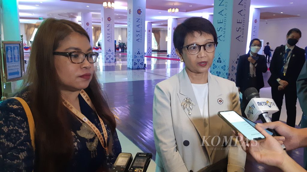 Menteri Luar Negeri Retno Marsudi (kanan) bersama dengan Perwakilan Indonesia untuk Komisi Hak Asasi Manusia ASEAN (AICHR) Yuyun Wahyuningrum memberi pernyataan pers seusai Pertemuan Para Menteri Luar Negeri ASEAN di Phnom Penh, Kamboja, Selasa (2/8/2022).
