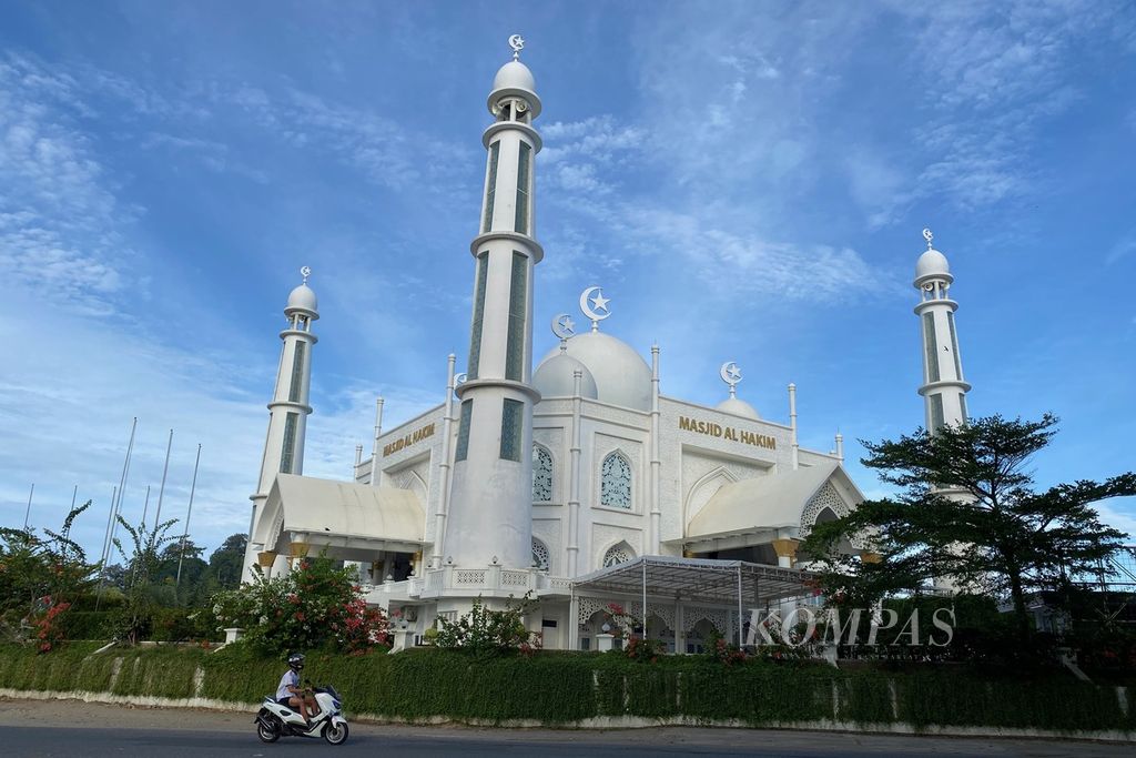 Masjid Al Hakim yang bergaya Taj Mahal berada di tepi Pantai Padang, Kota Padang, Sumatera Barat, seperti terlihat Jumat (16/6/2023). Tidak hanya sebagai tempat ibadah, masjid ini juga menjadi salah satu destinasi wisata religi saat berada di Kota Padang.
