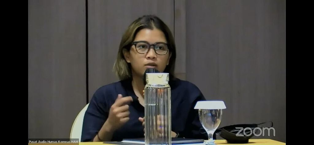 Koordinator Kontras Fatia Maulidiyanti berbicara sebagai narasumber dalam diskusi publik Pelindungan untuk Saksi di Pengadilan HAM Peristiwa Paniai, Kamis (18/8/2022).