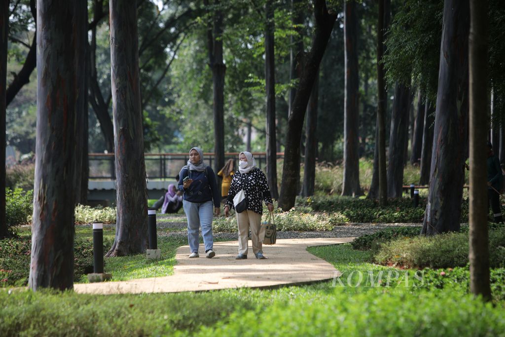 Pengunjung berjalan di Tebet Eco Park, Jakarta, Senin (15/8/2022). 