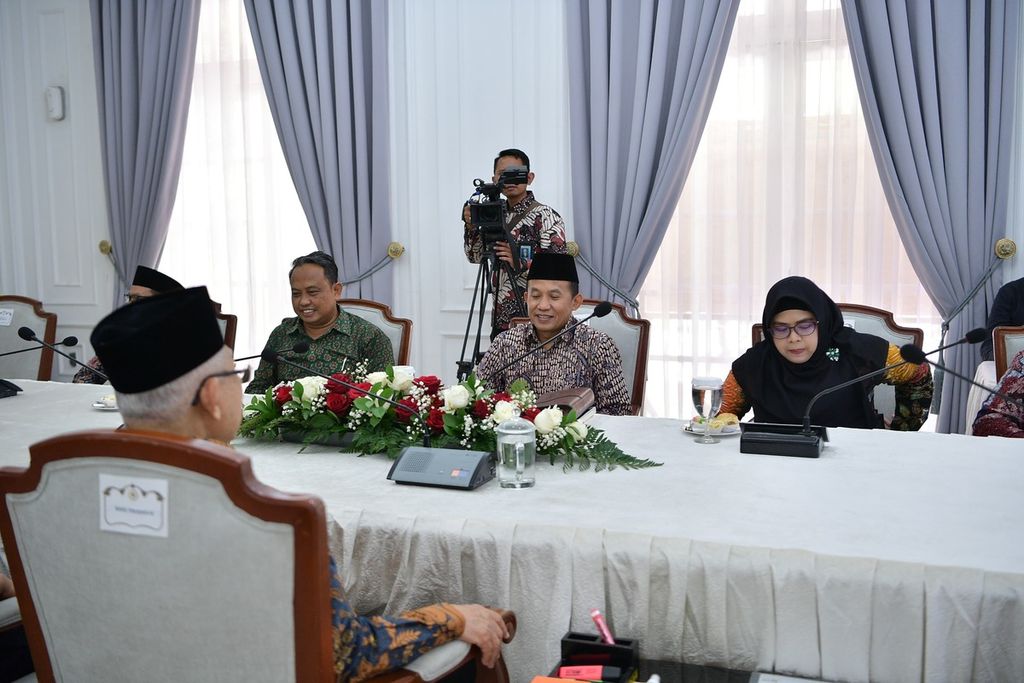 Wakil Presiden Ma’ruf Amin menerima para pakar filologi yang tergabung dalam Tim Museum Literasi Syekh Nawawi Al-Bantani, di kediaman resmi Wapres, Jalan Diponegoro Nomor 2, Jakarta, Rabu (24/1/2024). 