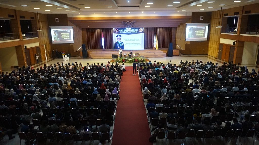 Mahasiswa baru Universitas Padjadjaran menghadiri kuliah umum terkait paham radikalisme di Graha Sanusi Hardjadinata Universitas Padjadjaran, Bandung, Kamis (29/8/2019).  