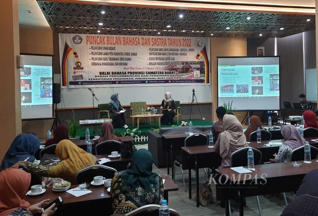 Acara diskusi dalam rangkaian peluncuran produk Balai Bahasa Sumatera Barat, termasuk empat buku terjemahan cerita rakyat Minangkabau dan Mentawai dalam rangka kegiatan Puncak Bulan Bahasa dan Sastra 2022 di Kota Padang, Sumbar, Senin (17/10/2022).