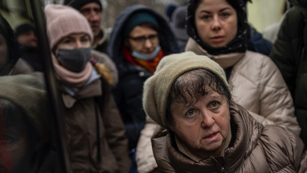 Sejumlah perempuan warga Ukraina menanti giliran memasuki bus yang akan membawa mereka ke Polandia di kota Lviv, Ukraina barat, Selasa (1/3/2022). Lebih dari 660.000 warga Ukraina telah menyerbu perbatasan untuk menyeberang ke Polandia, Moldova, Hongaria, Romania, dan Slowakia. Diperkirakan jumlah pengungsi akan terus bertambah. 