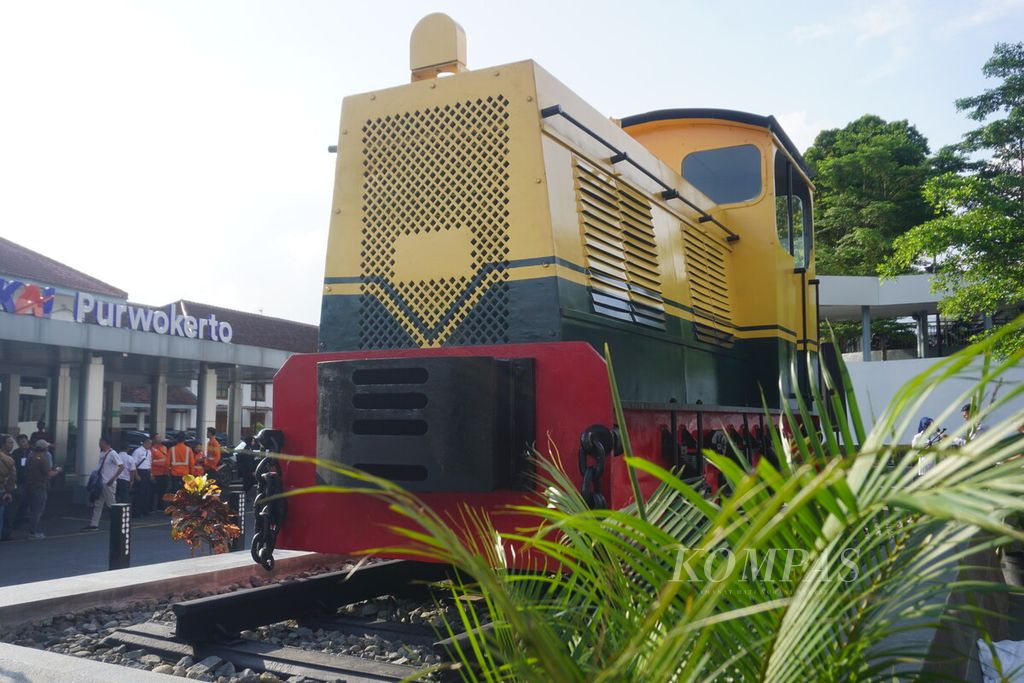 Monumen Lokomotif Kebo Kuning C300 berdiri gagah di Stasiun Purwokerto, Kabupaten Banyumas, Jawa Tengah, Senin (8/4/2024). 