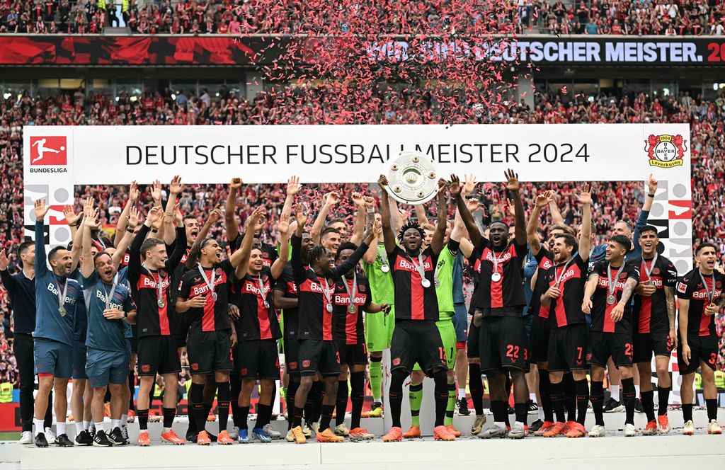 Pemain Bayer Leverkusen merayakan gelar juara Liga Jerman di Stadion BayArena, Leverkusen, Jerman, dalam pertandingan divisi pertama Jerman antara Bayer Leverkusen dan FC Augsburg di Leverkusen, Sabtu (18/5/2024). Bayer Leverkusen menutup musim 2023-2024 tanpa kekalahan. Bayer Leverkusen akan menghadapi Atalanta pada final Liga Europa di Dublin, Republik Irlandia, Kamis (23/5/2024) dini hari WIB.