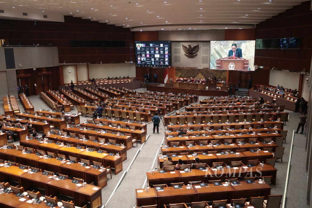 Suasana rapat paripurna DPR dengan agenda pengambilan keputusan tentang Rancangan Kitab Undang-Undang Hukum Pidana (RKUHP) di Kompleks Parlemen, Senayan, Jakarta, Selasa (5/12022). 