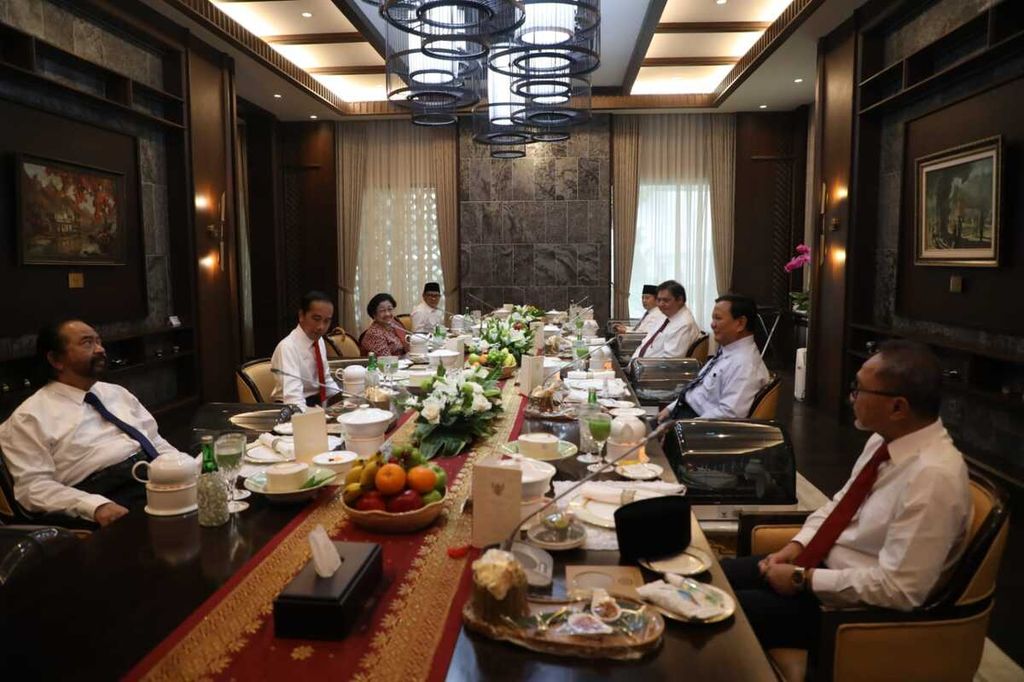 Di dalam lingkungan Istana Kepresidenan, Presiden Joko Widodo tampak makan siang dengan pimpinan partai politik di Presidential Lounge di Kompleks Istana Kepresidenan, Jakarta, Rabu (15/6/2022).