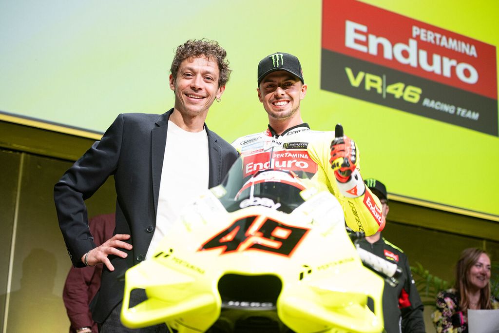 Valentino Rossi berfoto dengan Fabio Di Giannantonio dalam peluncuran tim Pertamina Enduro VR46 Racing untuk MotoGP 2024 di Riccione, Italia, Rabu (24/1/2024). VR46 bekerja sama dengan perusahaan Indonesia, Pertamina Lubricants, untuk musim 2024-2026.