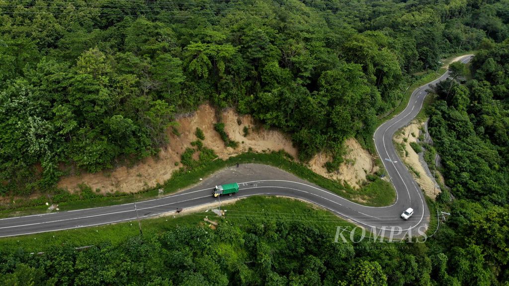 Jalan trans-Flores yang berkelok di Kecamatan Sano Nggoang, Kabupaten Manggarai Barat, NTT, Minggu (30/12/2018). Jalan trans-Flores yang menghubungkan Flores bagian barat (Labuan Bajo) dan Flores bagian timur (Larantuka) merupakan jalan penuh kelokan dan naik turun sepanjang 664 kilometer. 