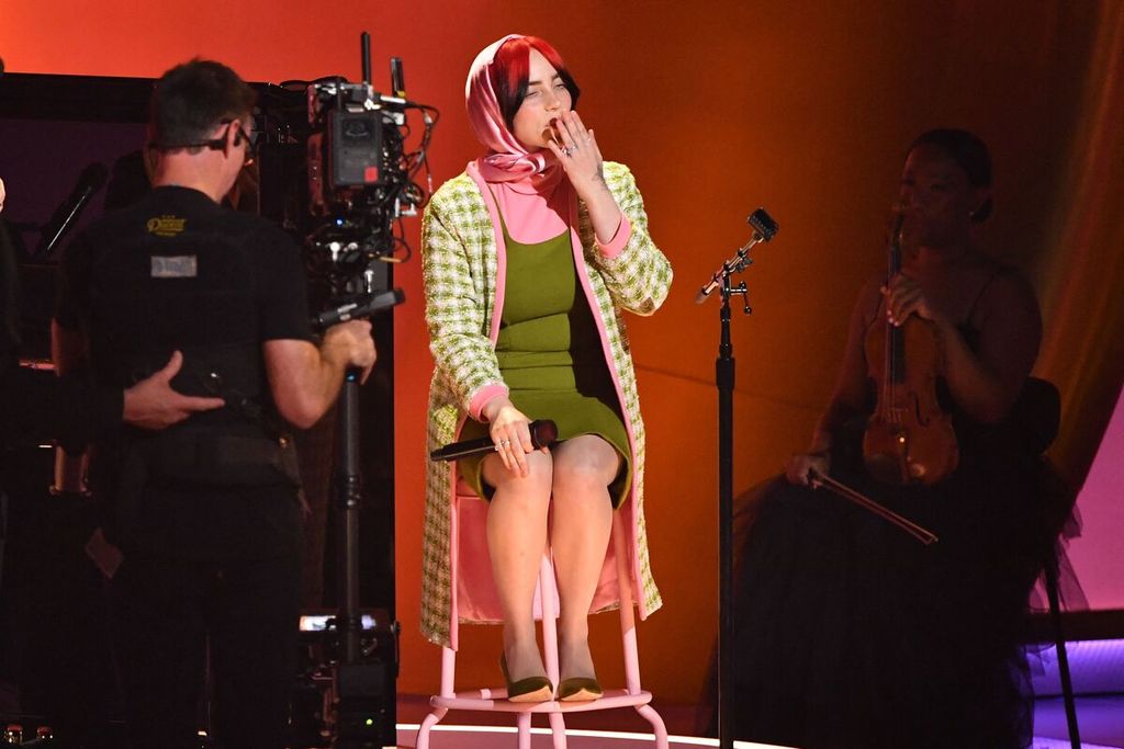 Penyanyi sekaligus penulis lagu AS, Billie Eilish, tampil di panggung Grammy Awards ke-66 di Crypto.com Arena, Los Angeles, 4 Februari 2024. 