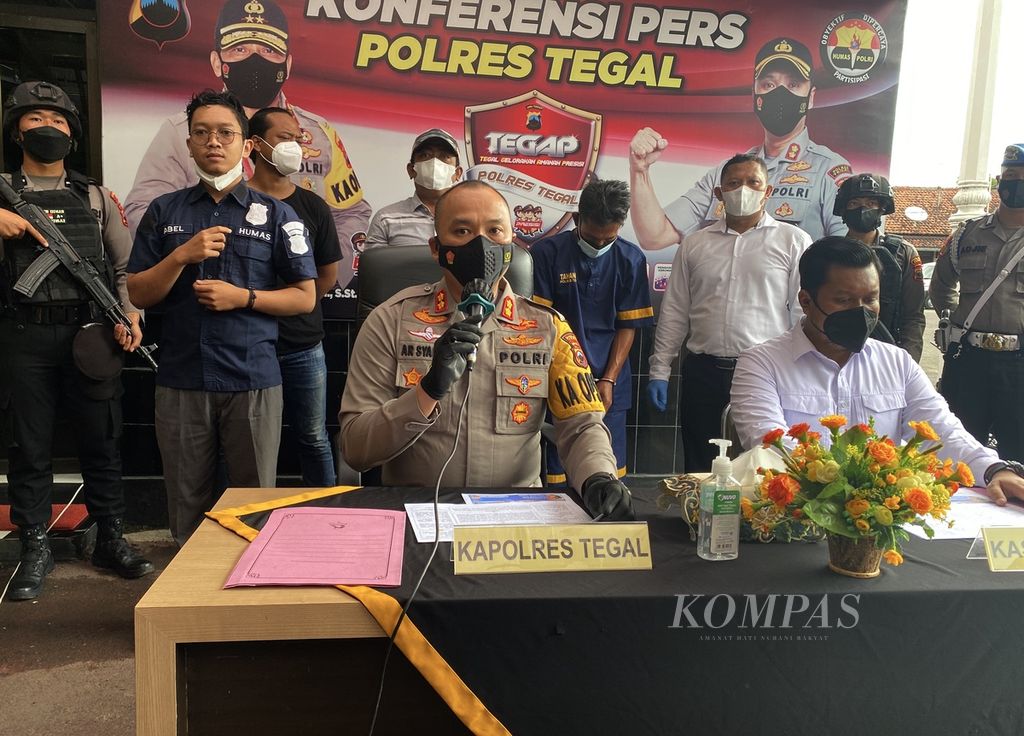 Kepala Polres Tegal Ajun Komisaris Besar Arie Prasetya Syafa'at memberikan keterangan dalam konferensi pers kasus pembunuhan di Kabupaten Tegal, Jawa Tengah, Senin (7/3/2022).