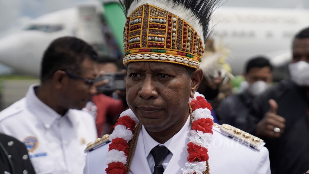 Penjabat Gubernur Papua Selatan Apolo Safanpo di Bandara Mopah, Merauke, Papua Selatan, 18 November 2022. Apolo yang telah dilantik sebagai Penjabat Gubernur Papua Selatan adalah putra asli Asmat, Papua Selatan. 